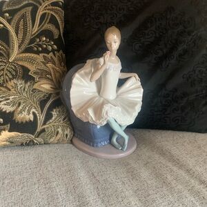 Lladro -A dream come true-Ballerina sitting in a chair